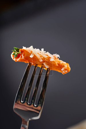 Foto de Primer plano de pasta con un poco de queso y orégano - Imagen libre de derechos