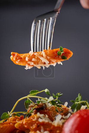 Foto de Primer plano de pasta con un poco de queso y orégano - Imagen libre de derechos