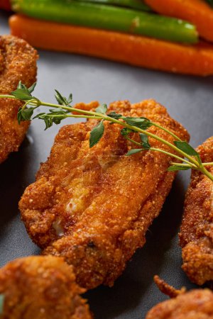 Téléchargez les photos : Ailes de poulet frit plat aux légumes - en image libre de droit