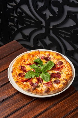 Téléchargez les photos : Photo de Topview de fromage et pizza à la saucisse - en image libre de droit