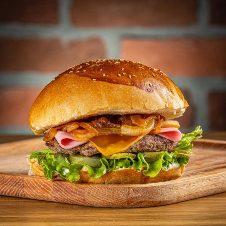 Téléchargez les photos : Hamburger de veau au fromage cheddar, oignons et champignons sur un plancher de bois - en image libre de droit