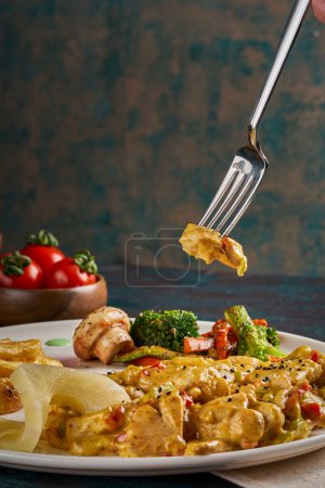 Téléchargez les photos : Un plat de viande de poulet cuit à la crème de champignons avec des amuse-gueules - en image libre de droit