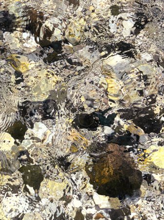 Téléchargez les photos : Fond naturel abstrait avec des pierres dans la rivière de montagne - en image libre de droit