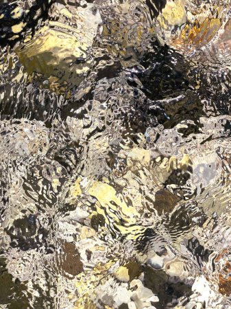 Téléchargez les photos : Fond naturel abstrait avec des pierres dans la rivière de montagne - en image libre de droit
