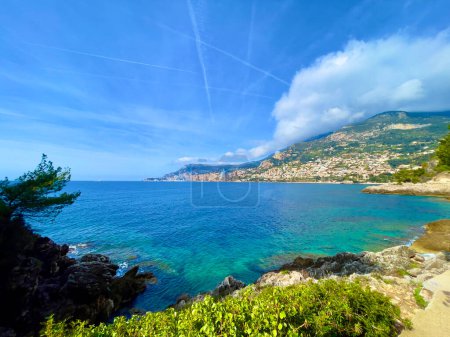 Téléchargez les photos : Côte maritime d'été. Méditerranée voir. Côte d'Azur. Provence. - en image libre de droit