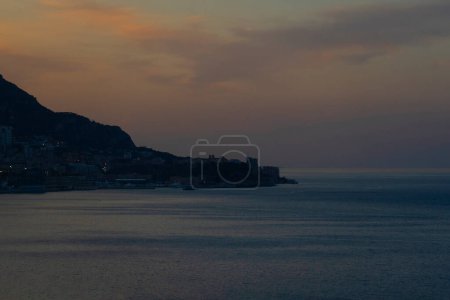 Téléchargez les photos : Côtes de mer en soirée. Méditerranée voir. Côte d'Azur. Provence. - en image libre de droit