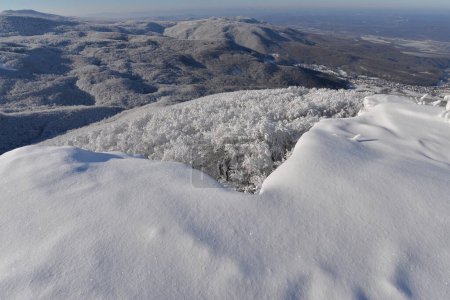Téléchargez les photos : Vue d'hiver sur la montagne Vihorlat en Slovaquie, Vihorlatske vrchy - en image libre de droit