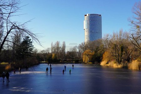 parc d'hiver à Vienne, Autriche avec des gens patinage sur glace par une journée ensoleillée