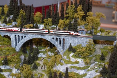 Eisenbahnmodell auf einer Modelleisenbahn, Brücke, Spur H0
