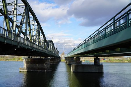 Téléchargez les photos : Deux ponts ferroviaires parallèles sur la rivière Donnau à Vienne par une journée ensoleillée - en image libre de droit