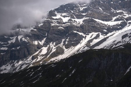 Montañas rocosas con manchas de nieve en los Alpes suizos