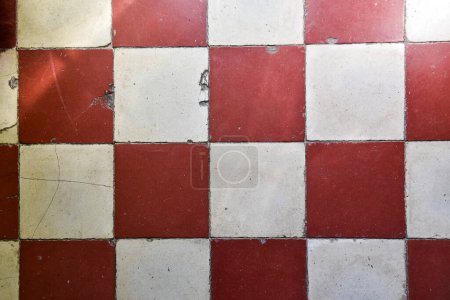 Foto de Detalle de un viejo diseño de baldosas blancas y rojas. Una casa en Francia - Imagen libre de derechos