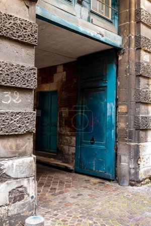 Foto de Antigua entrada con puertas de madera pintadas en las antiguas calles de Rouen en Francia - Imagen libre de derechos