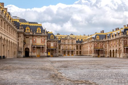 Téléchargez les photos : Façade du château de Versailles avec nuages - en image libre de droit
