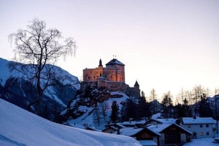 Téléchargez les photos : Château de Tarasp en Suisse - en image libre de droit