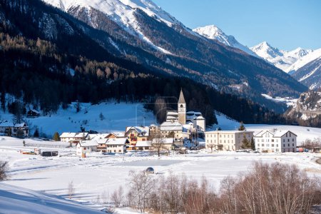 Foto de Pueblo de Tarasp en la región del Scuol, en Engadin, Suiza. Temporada de invierno. - Imagen libre de derechos