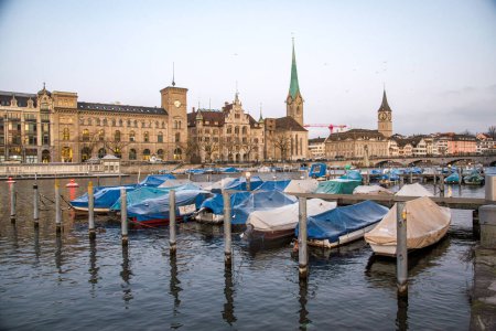 Téléchargez les photos : Rivière Limmat à Zurich avec des bateaux, et Fraumnster et l'église Saint-Pierre à l'arrière - en image libre de droit