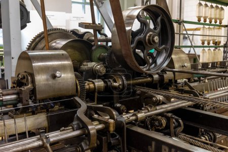 Téléchargez les photos : La vieille machine textile d'une ancienne usine. - en image libre de droit