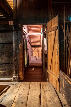 Foto de Antiguo ático de madera interior de una antigua casa en Suiza - Imagen libre de derechos