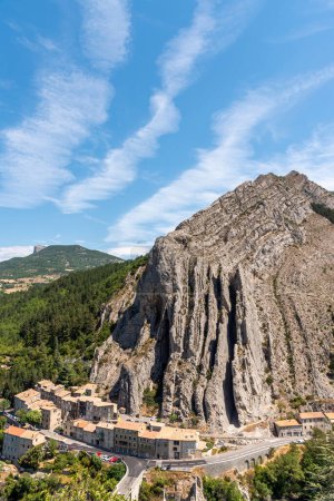 vista de Sisteron y Baume montaña de roca, Francia, desde el castillo