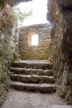 Ancien escalier en pierre d'un château abandonné en provence, France