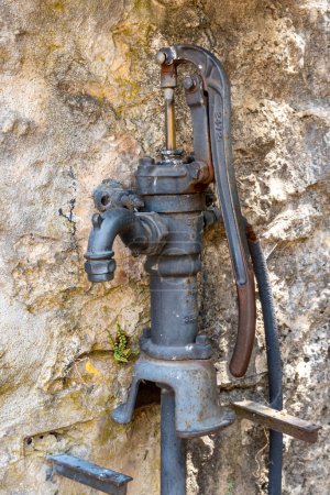 Foto de Vieja bomba de agua todavía en uso en provence, francia - Imagen libre de derechos