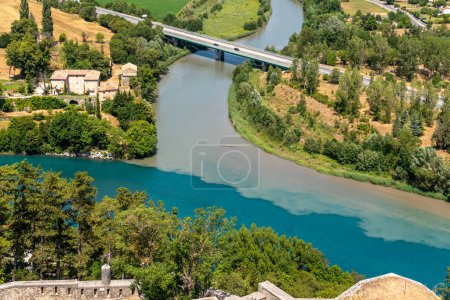 Confluencia del río Durance y el Buch en Sisteron, Francia