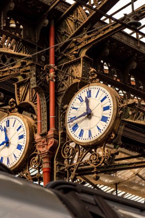 Téléchargez les photos : Vieille horloge en métal dans une gare de Paris - en image libre de droit