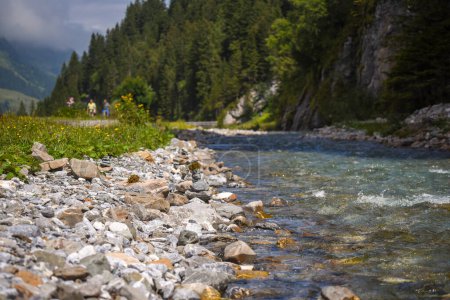 kleiner Fluss in den Alpen, neben einem Fußweg in Urnerboden, Swi