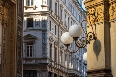 Téléchargez les photos : Réverbère à Milan. Style Art nouveau avec archi classique ancien - en image libre de droit