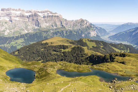 Téléchargez les photos : Vue panoramique sur le sommet des Alpes et des lacs suisses, Suisse - en image libre de droit