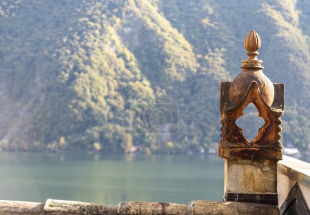 Antigua Chimenea vintage hecha de barro de terracota con el lago de Lugano al fondo