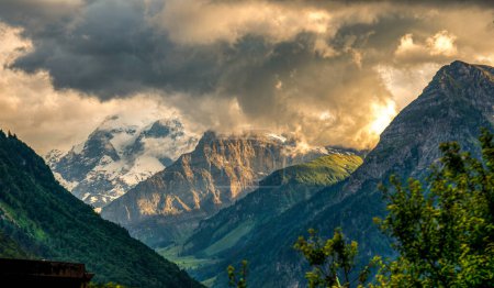 Foto de Pico del monte Todi en Glarus, Suiza. Luz de la tarde - Imagen libre de derechos