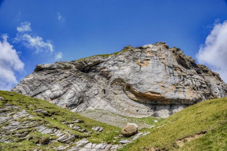 pico de la montaña en forma de un paisaje cabeza de dragón en los Alpes