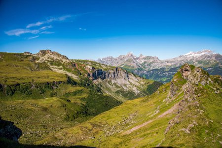 picos de montaña en los Alpes suizos. Cénit de montaña