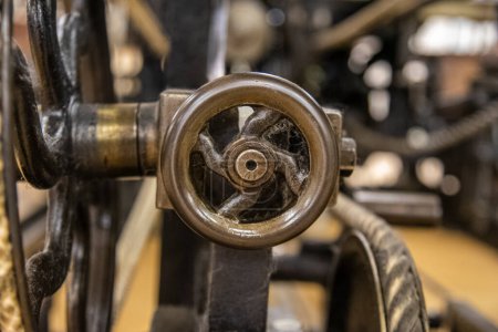 Téléchargez les photos : Détail d'une ancienne machine avec engrenages, tuyaux, roues - en image libre de droit