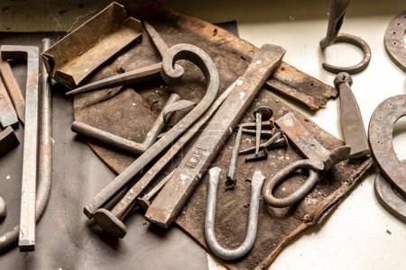 Foto de Viejas herramientas y piezas de metal oxidado en un taller - Imagen libre de derechos