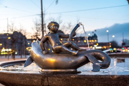 Téléchargez les photos : Un garçon et un poisson. détail d'une fontaine à Zurich - en image libre de droit