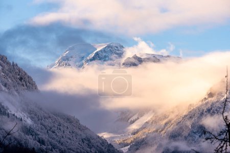 nubes en las montañas alpinas. Pico de montaña Tdi