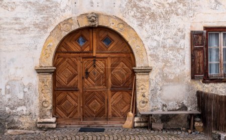 Téléchargez les photos : Vieille porte en bois avec une ancienne arche comme cadre, hiver à Tarasp Suisse - en image libre de droit