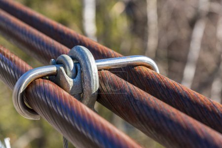 Téléchargez les photos : Reliure métallique tenant trois câbles métalliques d'un pont suspendu en Suisse - en image libre de droit