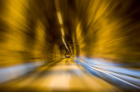 Téléchargez les photos : Un tunnel de voiture en mouvement - en image libre de droit