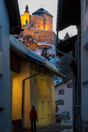 Téléchargez les photos : Château de Tarasp en Suisse - en image libre de droit