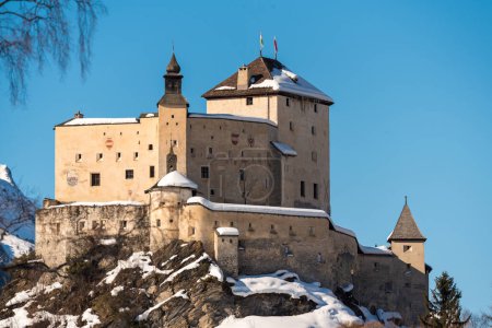 Schloss Tarasp aus der Ferne