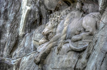 Téléchargez les photos : Statue de lion avec des flèches à Lucerne Suisse - en image libre de droit