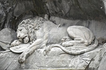 Téléchargez les photos : Statue de lion avec des flèches à Lucerne Suisse - en image libre de droit