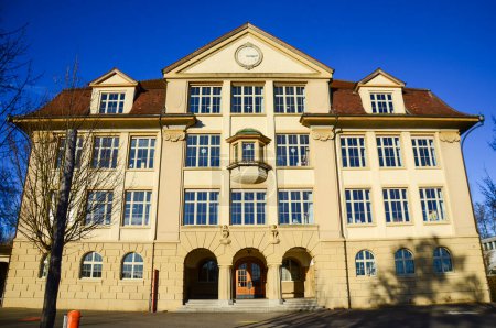 Téléchargez les photos : Une école publique en Suisse - en image libre de droit