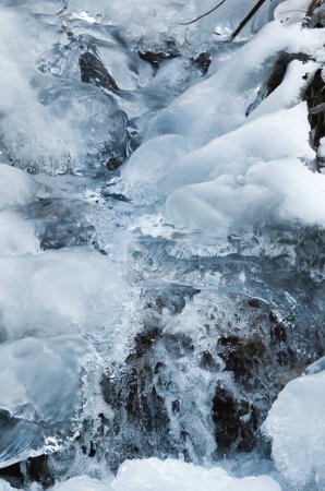 Téléchargez les photos : Ruisseau ou ruisseau gelé. Eau, glace et neige. Nature hivernale - en image libre de droit