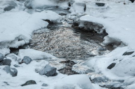 Foto de Arroyo o arroyo congelado. Agua, hielo y nieve. Naturaleza de invierno - Imagen libre de derechos