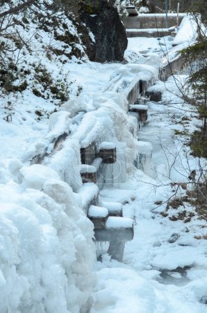 Foto de Arroyo o arroyo congelado. Agua, hielo y nieve. Naturaleza de invierno - Imagen libre de derechos